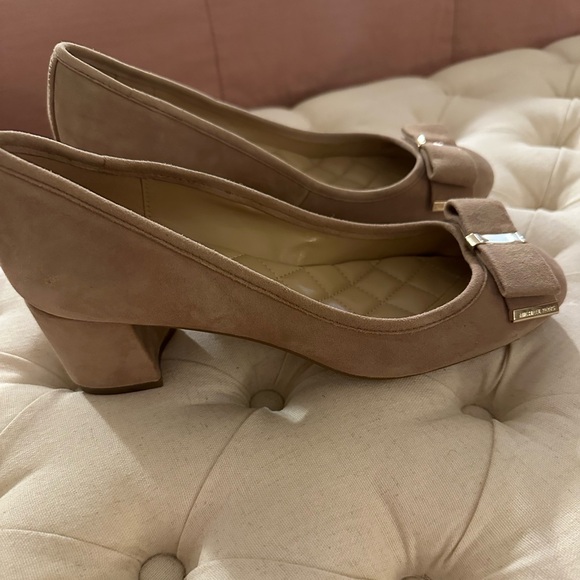 MICHAEL Michael Kors Tan Suede Block Heels with Bow 7M - Picture 3 of 6